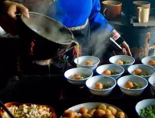 油茶是侗家的家常食品,也是招待客人的传统美食.