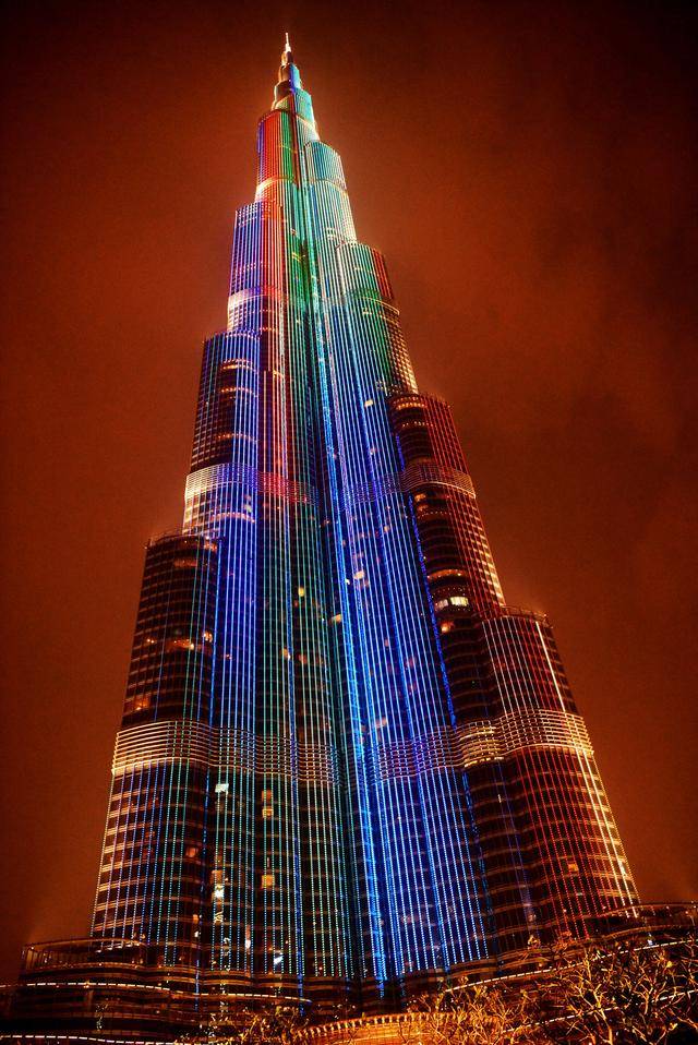 世界第一高楼迪拜塔的魔幻霓虹灯秀,"壕"气十足