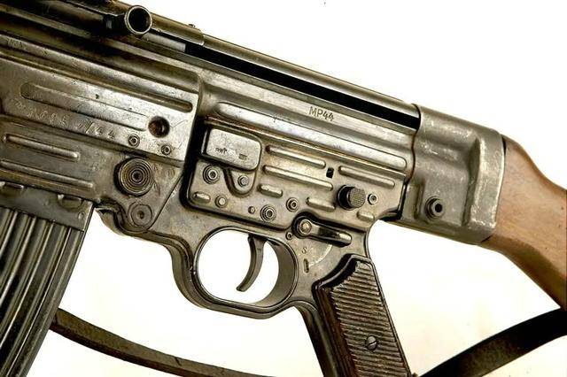 二战时冲锋枪已经不够用了 于是德军研制了这把暴风枪