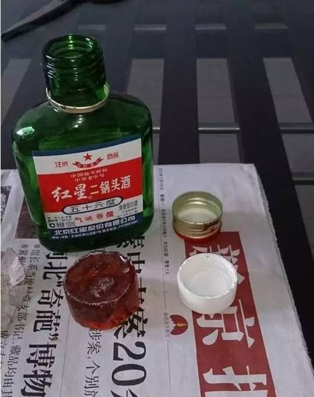 用二锅头酒擦拭表面,去除污浊.