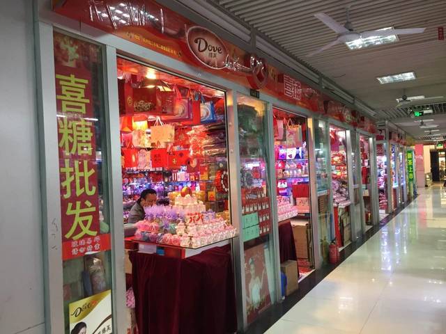 在钱江小商品市场和杭州近江食品市场去转了一圈,几十家喜糖铺,基本上