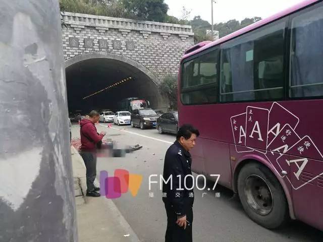 福州金鸡山隧道大巴撞倒电动车,一男子身亡,内含