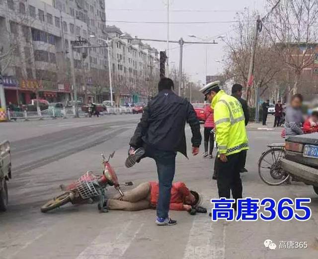 高唐:接孩子路上出车祸,老大妈摔倒之后起不来了