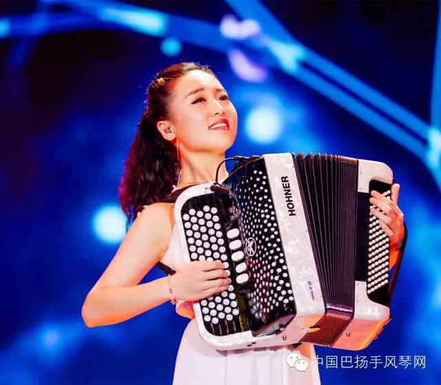 【中央电视台live演唱会视频】中国青年巴扬手风琴演奏家阮明园伴唱