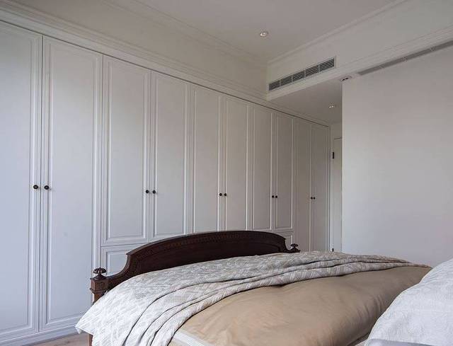 适合狭长的户型,将房间的一面墙全部打造成衣柜,保证墙面空间统一性.