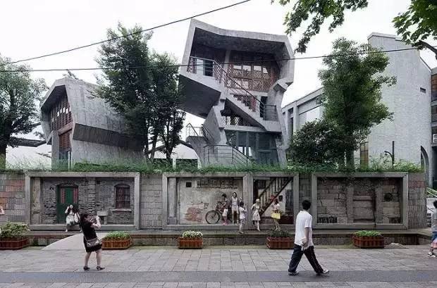 南宋御街中,王澍把房子砌成了太湖石,他在思考中国建筑与传统文化