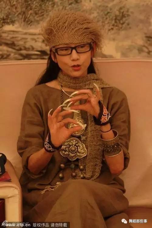 杨丽萍的指甲那么长,她是怎么吃饭和写字的呢?