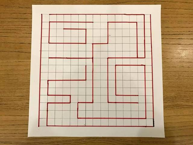 连接对边的记号线,画成格子,然后按照个人创意用红色记号笔绘制迷宫