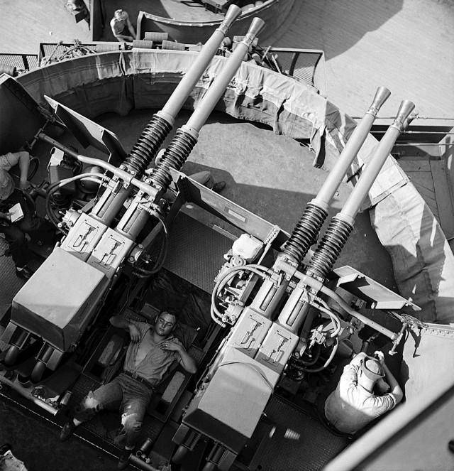 博福斯40mm防空炮大量装备在美国海军战舰上.