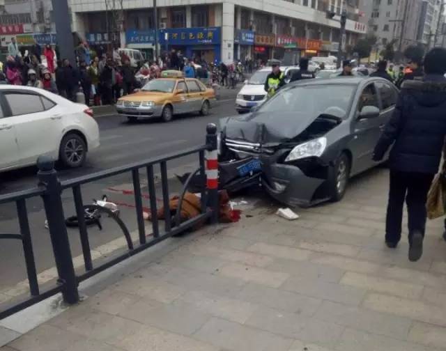 【悲剧】连云港街头发生一起严重车祸,现场惨不忍睹!