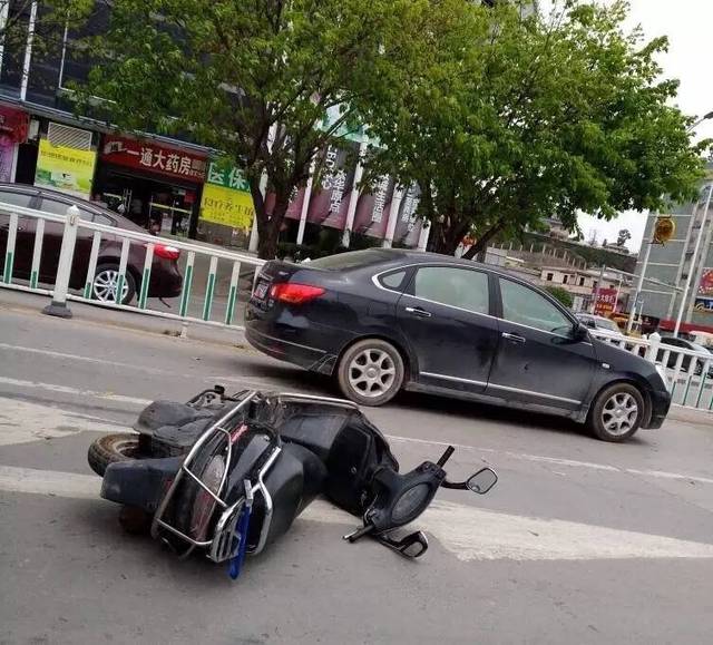 澳头发生严重车祸,电动车车主被碾压,人都变形了