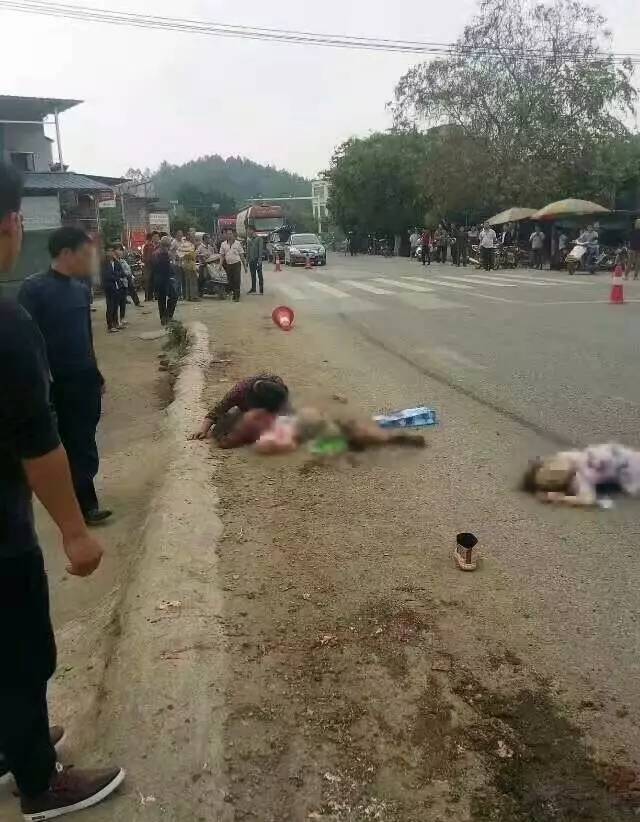 【人间惨剧!】广西一帮学生被大货车碾压,目前3死2伤!