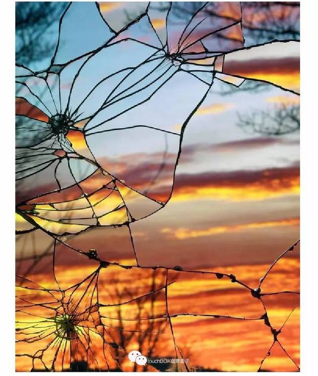 透过玻璃拍出支离破碎的夕阳