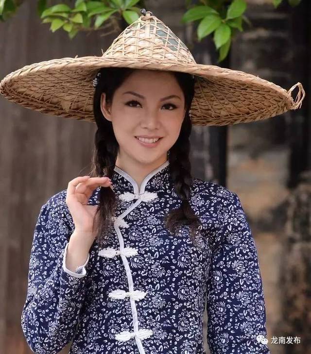 2016年农历春节期间,钟维头戴斗笠,身穿土花布衣代言亮相世界第一