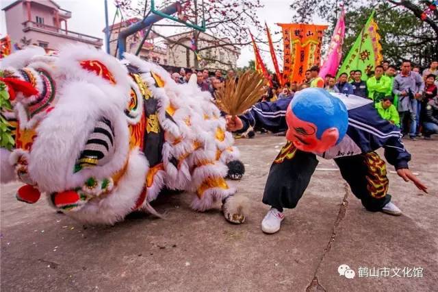 来自鹤山,九江,高明等地区的三十支醒狮队伍出席了揭幕典礼,并为大家