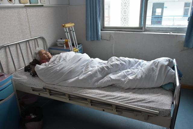 躺在医院病床上的徐香林老人