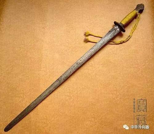 明剑的主要特点是盘镡 ,葫芦尾,宽刃,鸭舌尖,明剑与汉环首刀一样 没