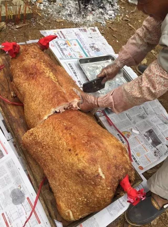 传统的大烧猪由于体积跟重量较大,一般家庭祭祖的时候都会交由年轻力