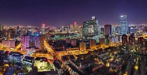 站在酒店的顶楼,可以感受繁华的北京夜景