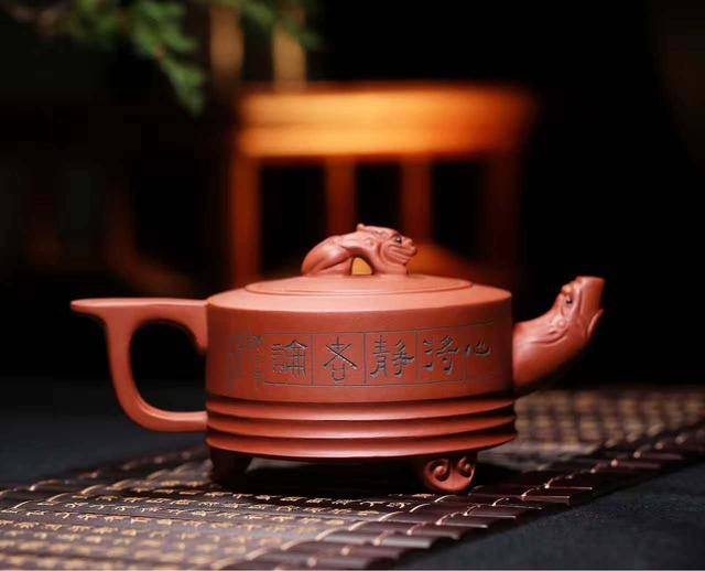 陈复澄老师将篆刻艺术,汉文化,宜兴紫砂壶融为一体,形成了近代独具