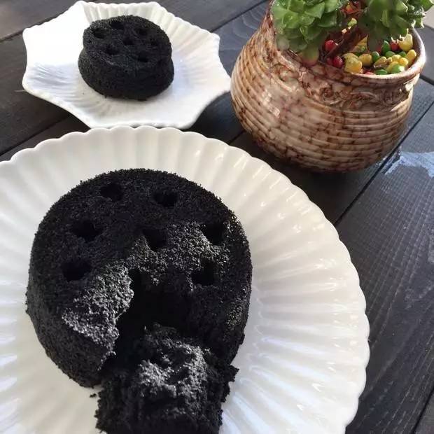 这就是火爆的黑暗料理:煤球蛋糕!