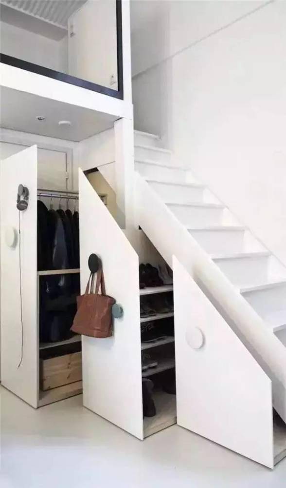 鞋柜也可以放在楼梯下面做成隐藏式的