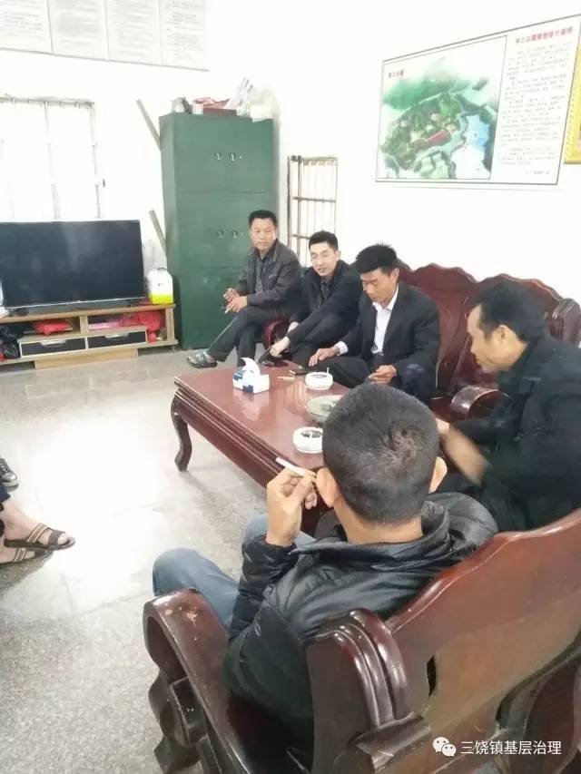 河口村直联团队在村委召开直联碰头会,随后分组走访群众.