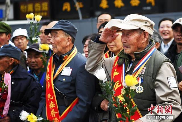 川军抗战老兵重返昔日战场 祭奠牺牲战友