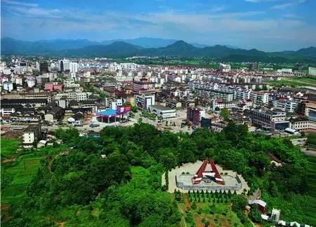 东邻浙江杭州,西靠黄山,连接皖浙两省七个县市,距沪,宁,杭三城市170