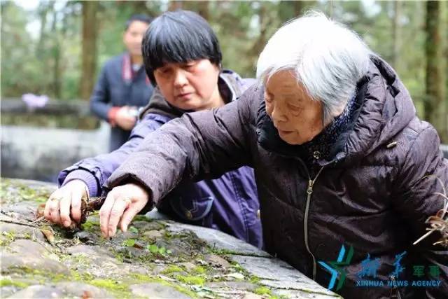 龚全珍老阿姨在女儿搀扶下,来到莲花玉壸山,带着全家在甘祖昌将军的陵