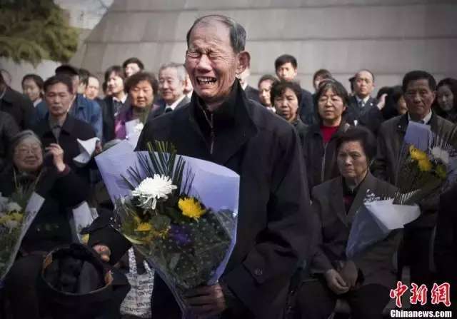 南京大屠杀幸存者佘子清流泪祷告.(图片来源:中国新闻网)