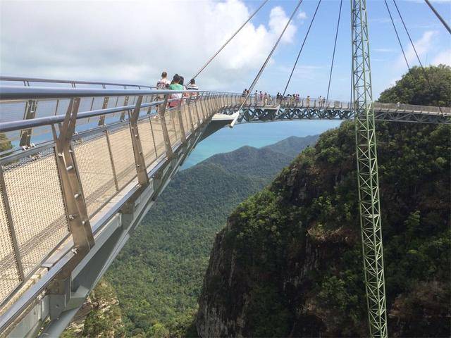 世界上最高观光桥.高度近两百层,被称为天空之桥