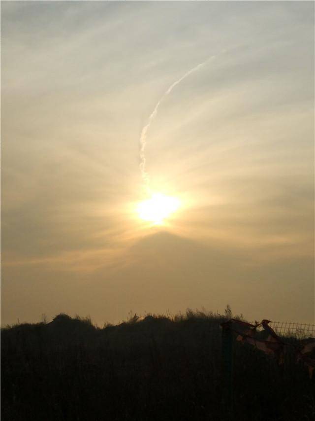 百年一遇天空奇观!太阳拖着一溜烟就像原子弹爆炸