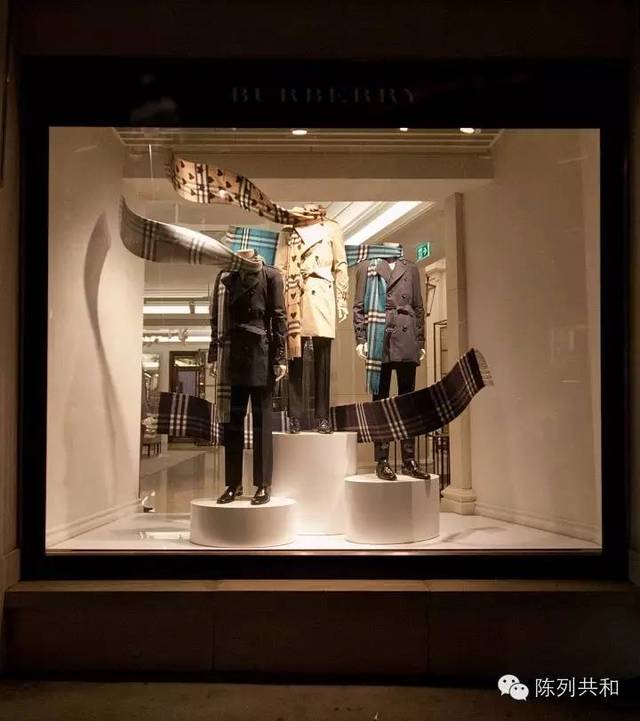 burberry burberry家开放式橱窗的亮点在于巧妙的利用了产品作为橱窗