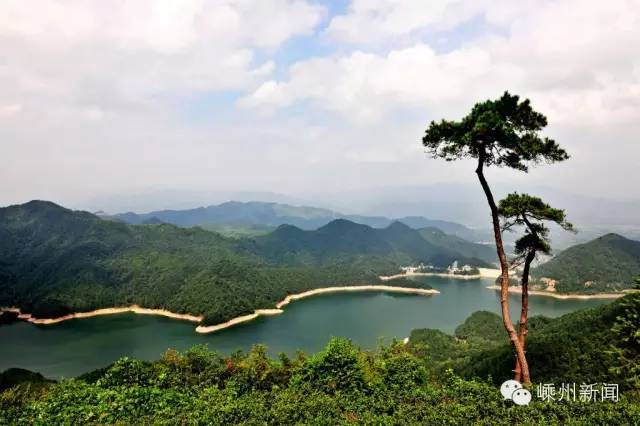 有一条下山古道,这是九曲岭古道,沿古道而下,走向南山湖