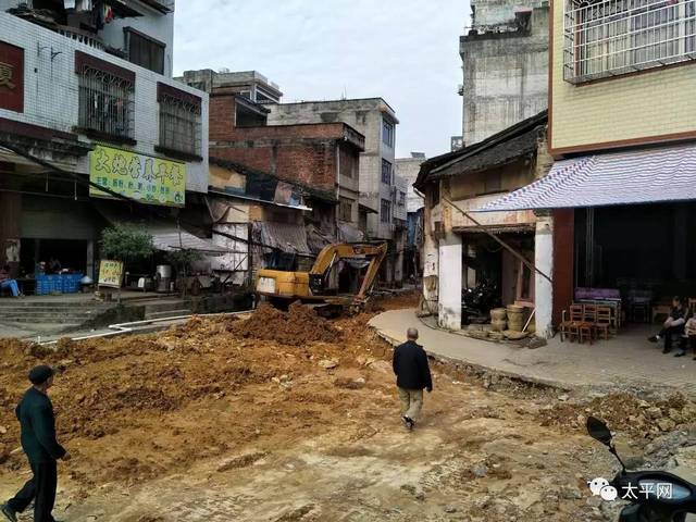 藤县太平镇百年老街被挖地三尺大动作翻修(图)