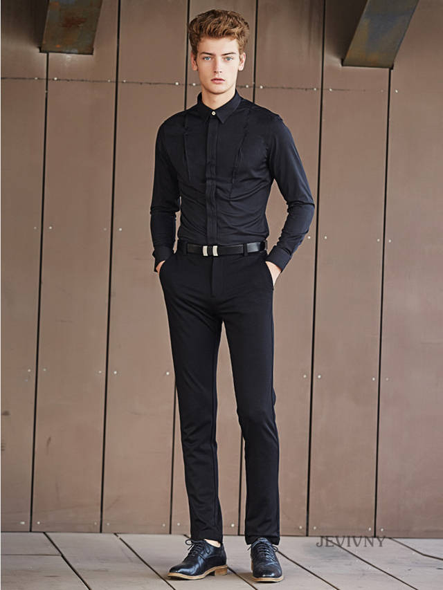 如果是正式场合穿,黑衬衫最好还是搭配深色系的裤子来说,比如黑色或者