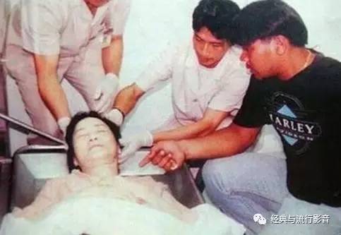 邓丽君的逝世在华语世界掀起轩然大波,众人将遗体放入棺中.
