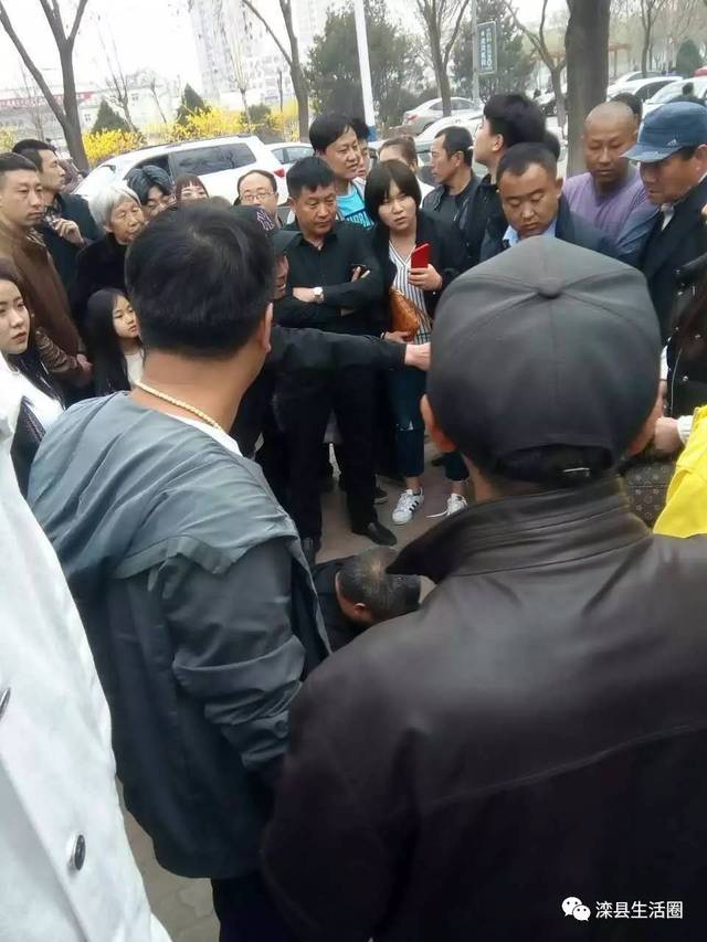 这个小偷被众多滦县人围堵在步行街西口,留给他的将是