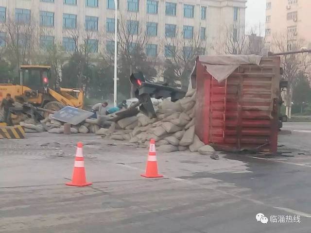 临淄大道与遄台路路口昨晚发生交通事故 远离大车