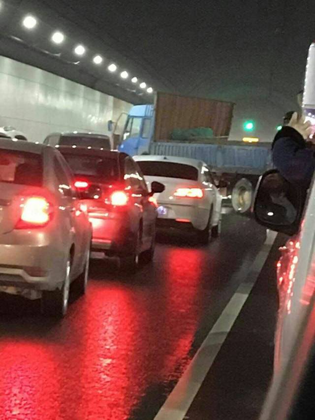 长江隧道车祸,堵车