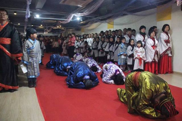 主祭就位 陪祭上香 男列队 女列队 陪祭三跪九叩礼 主祭供果 在中国