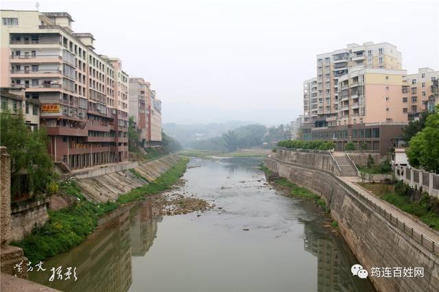 中间,青草绿树环绕,坐落着闻名遐迩的历史文化场镇,这就是高县罗场镇