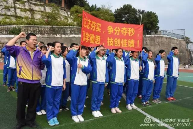 江门市第十一中学学生 而正在与校服供应商对接,确认校服款式的