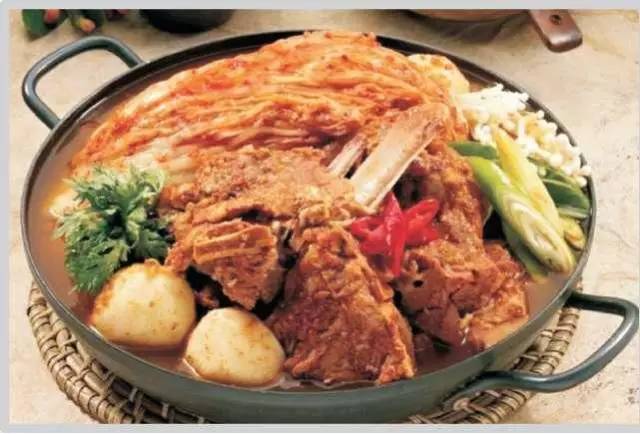 相比传统的中式骨头汤,脊骨土豆汤中带有浓郁的韩式辣味.
