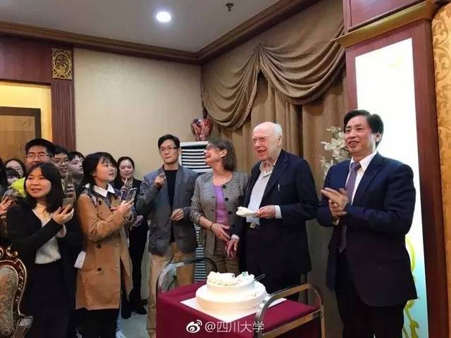 4月4日是沃森博士90岁生日,在江安校园,谢校长与同学们共唱生日歌,为