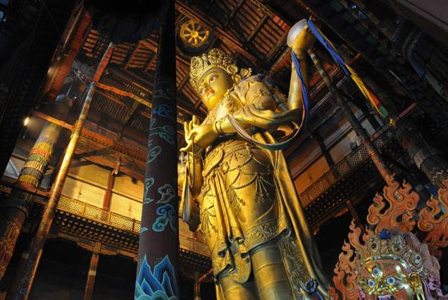 甘丹寺,蒙古国最大的寺庙甘丹寺里供奉着世界上最大的铜铸佛像—章冉