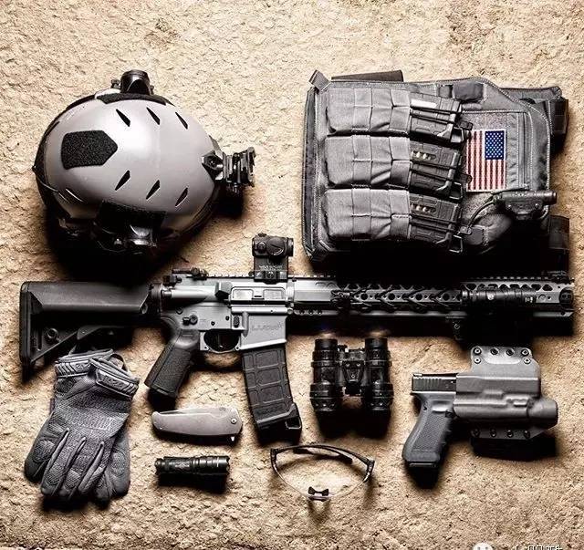 铁血军事 cqb战术狂人的装备,战术手枪,战术背心,战术匕首