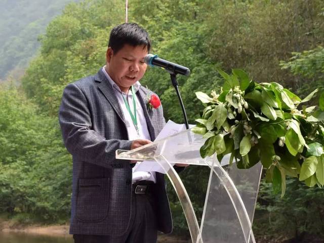 岭背镇镇长邓俊伟在开幕式上发表致辞
