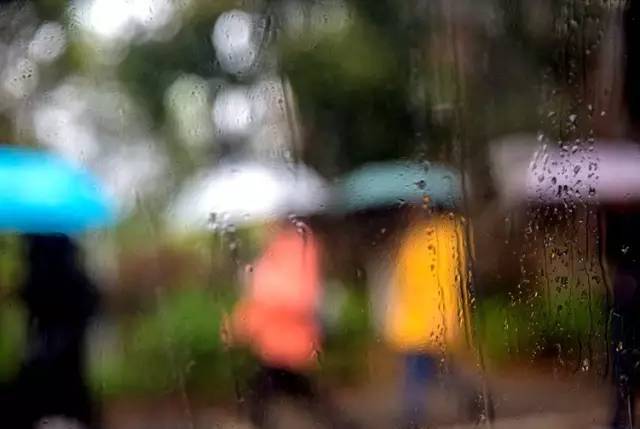 她们说下雨,是因为云的悲伤.窗台上滴落的雨滴,轻敲着,凄美而动听.